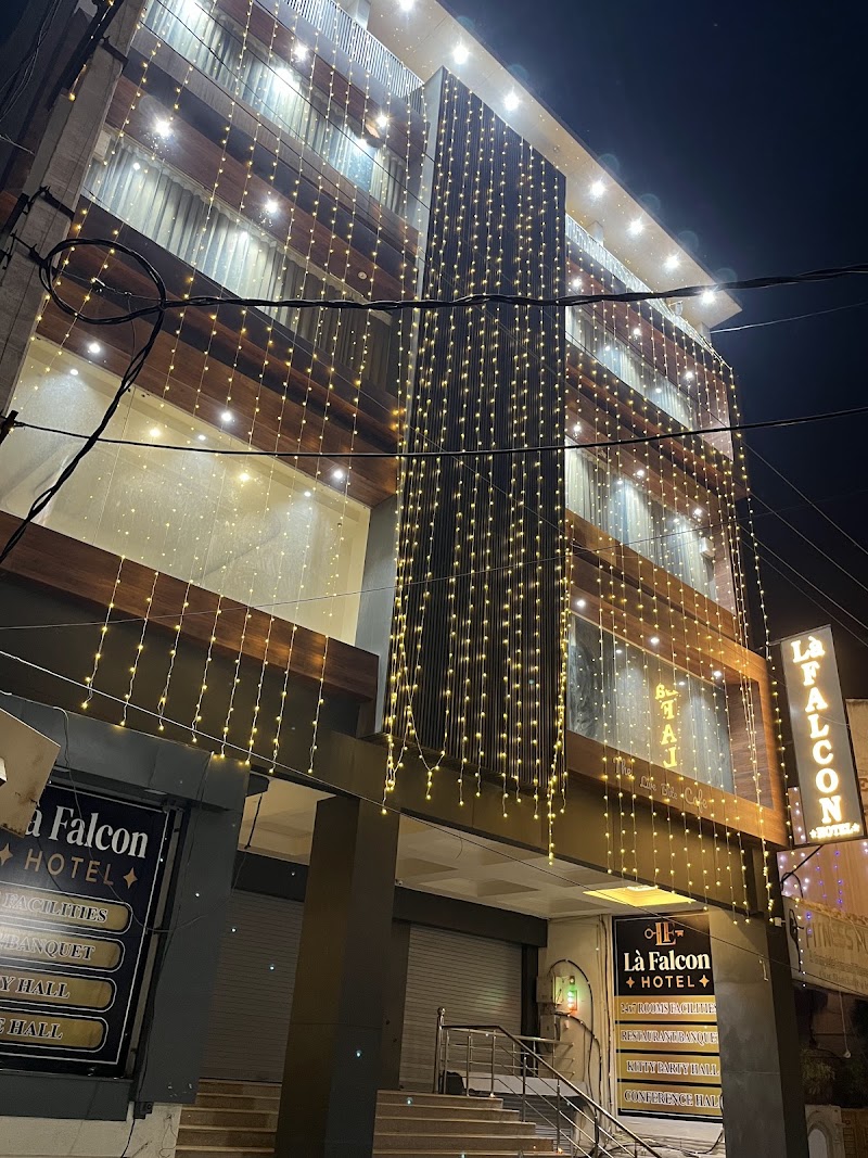 La Falcon Hotel - La Falcon Hotel Police Chowki, 303, Vidhya Niketan Road, near Model Town, Model Town, Rohtak, Haryana 124001, India