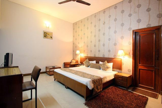 Hotel Executive - Hotel Executive 13, Madan Mohan Malviya Marg, Parehta, Gokhale Vihar, Butler Colony, Lucknow, Uttar Pradesh 226001, India