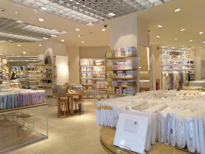 ZARA - ZARA Bahnhofstrasse 66, 8001 Zürich, Switzerland