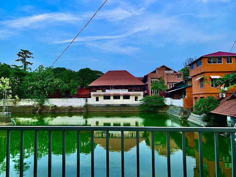 Ernakulam Shiva Temple - Ernakulam Shiva Temple, X79J+CV5, Durbar Hall Rd, Marine Drive, Ernakulam, Kochi, Kerala 682011, India