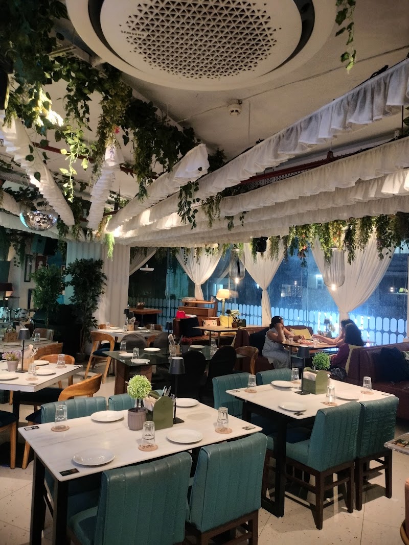 Veranda Khar - Veranda Khar 1st Road, Sapphire - Notandas Realty, &, Swami Vivekanand Rd, Khar, Junction, Khar West, Mumbai, Maharashtra 400052, India