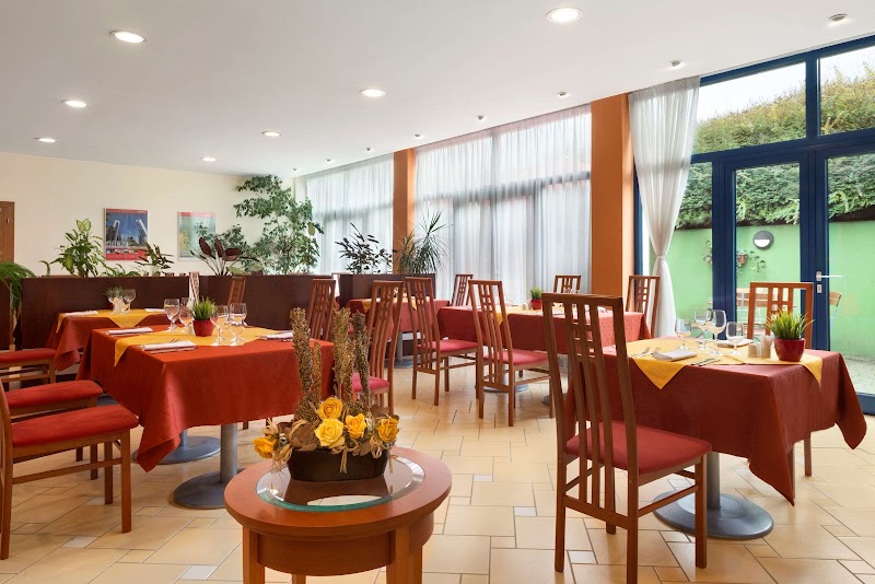 Ramada by Wyndham Airport Prague - Ramada by Wyndham Airport Prague, 1067, K Letišti 25a, 160 00 Praha-Praha 6, Czechia