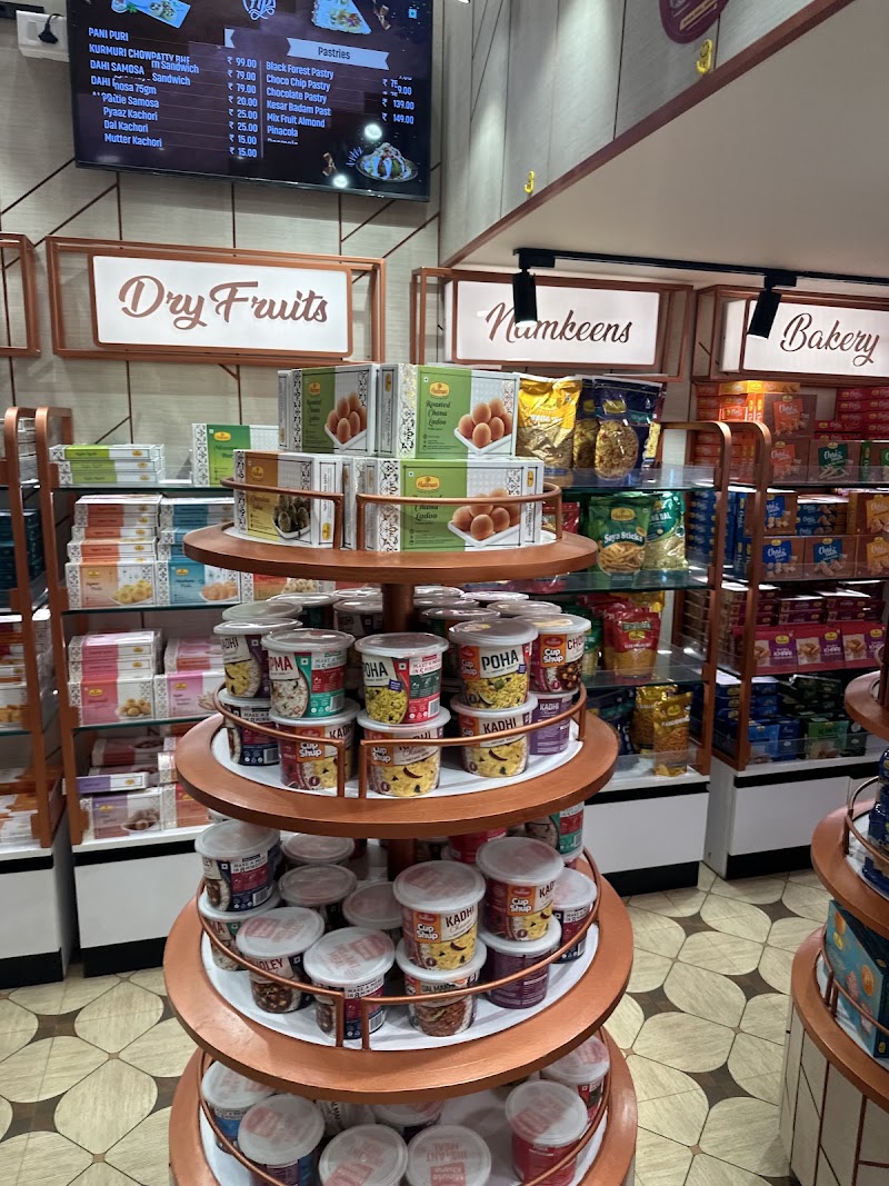 Haldiram's - Haldiram's Haldiram's - Retail Outlet, 4/5, AMIT PLAZA, Manjri Rd, opposite Netaji Mangal Karyalay, Subhash Nagar, Indraprashtha Society, Hadapsar, Pune, Maharashtra 411028, India