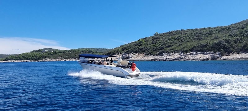 Navis Tours Hvar - Blue Cave & Boat Tours - Navis Tours Hvar - Blue Cave & Boat Tours Trg Sv. Stjepana 4, 21450, Hvar, Croatia