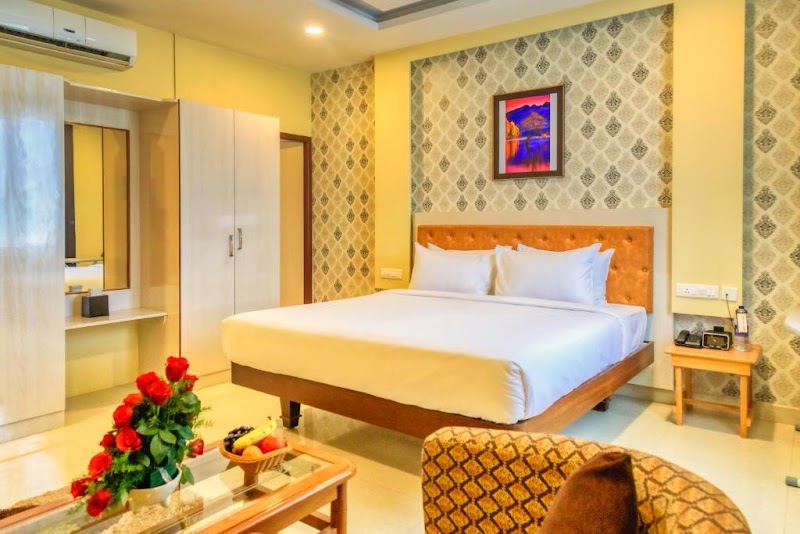 HOTEL ROYAL GRANDE - HOTEL ROYAL GRANDE 183/2A1 New Katpadi Road, Green Cir, next to Ethiraj Kalyana Mandapam, Thottapalayam, Vellore, Tamil Nadu 632004, India