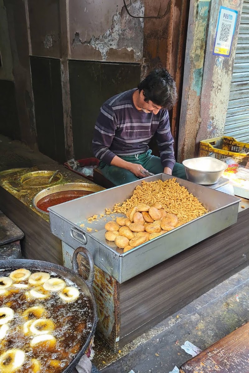 juniya maharaj kachori pakauri - juniya maharaj kachori pakauri, chai Patti, 2852+5G5, Bada Bazaar Rd, Joshiwara, Old Bikaner, Bikaner, Rajasthan 334001, India