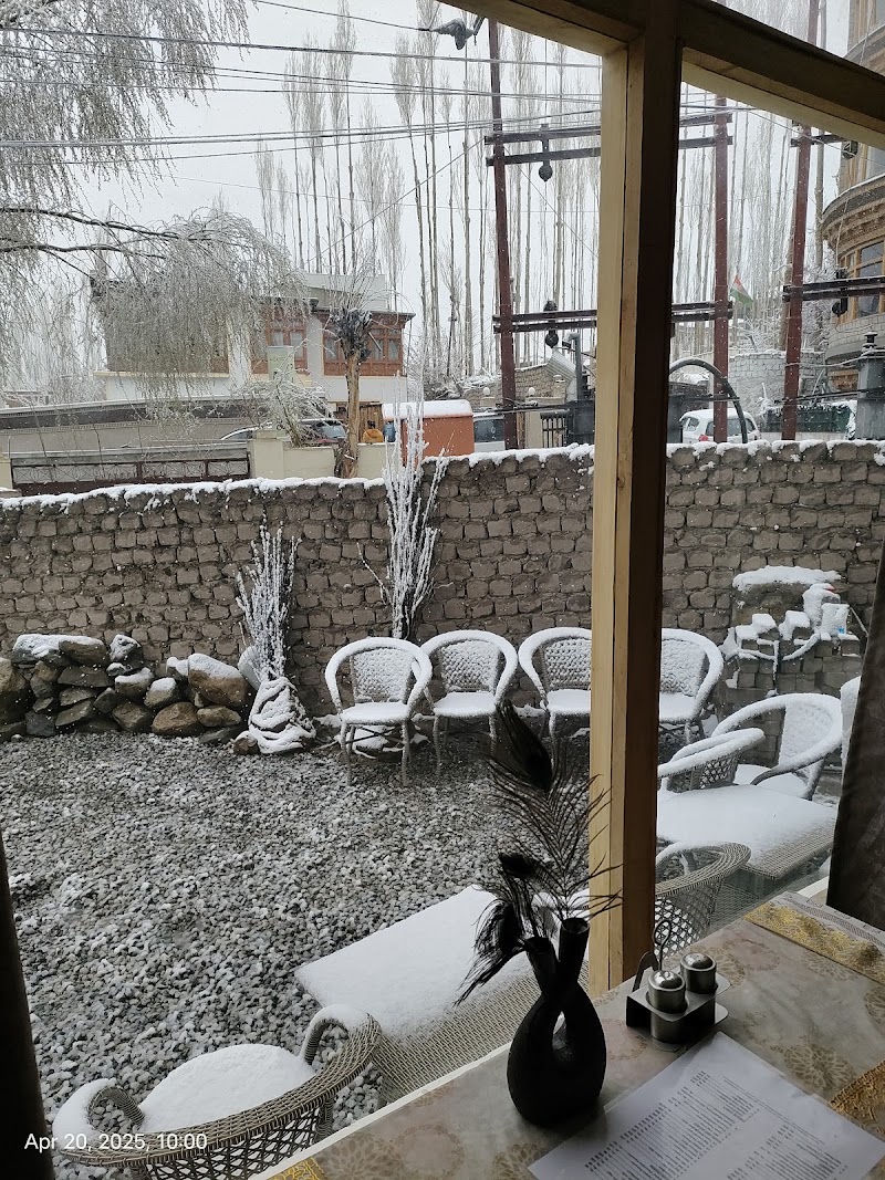 Hotel Honeybee - Hotel Honeybee Main, Tokpo road, opp. Hotel Padma, shenam, Leh, 194101