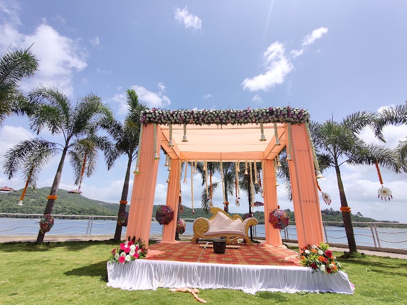 AQUARIUS Resort & Lawns