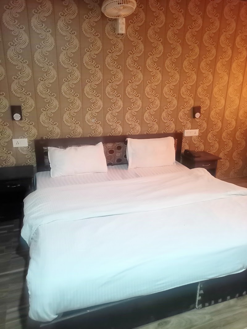 OYO 42625 The Amar Grand - OYO 42625 The Amar Grand 2, near Picture Palace Mussoorie, The Mall Road, Mussoorie, Uttarakhand 248179, India