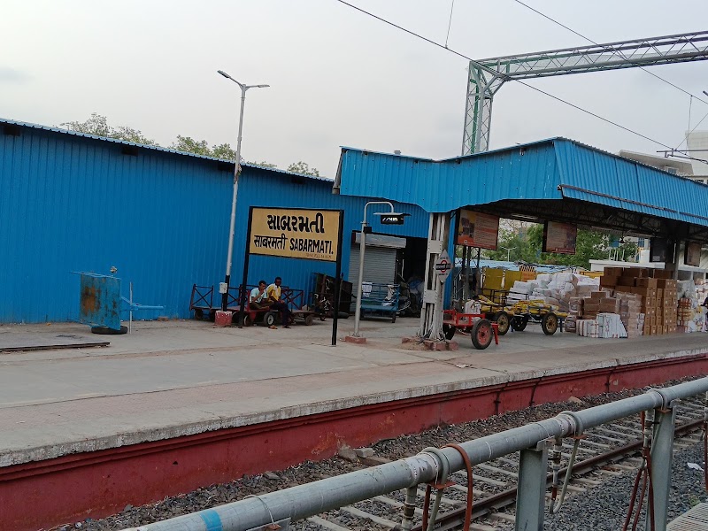 Sabarmati Railway Station Platform 1 - Sabarmati Railway Station Platform 1, Sabarmati Jn Railway Station, Ram Nagar, Sabarmati, 3HCP+JWX, Ranip, Ahmedabad, Gujarat 380005, India