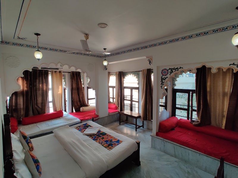 Hotel Pichola Haveli - Hotel Pichola Haveli, Gangaur Ghat Marg, in front of Bagore Ki Haveli Museum, Hotel Gangaur Palace, Udaipur, Rajasthan 313004, India