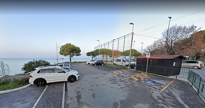 Parcheggio dietro la Chiesa di Santa Maria Immacolata in Lugana - Parcheggio dietro la Chiesa di Santa Maria Immacolata in Lugana Via Verona, 25019 Sirmione BS, Italy