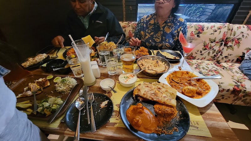 Mahesh Lunch Home - Seafood Specialty Restaurant (Juhu) - Mahesh Lunch Home - Seafood Specialty Restaurant (Juhu) मार्ग, next to Jw Marriott Mumbai Juhu, उड़ती तरंग हाऊसिंग कॉलोनी, जुहू तारा, जुहू, मुंबई, महाराष्ट्र 400049, India