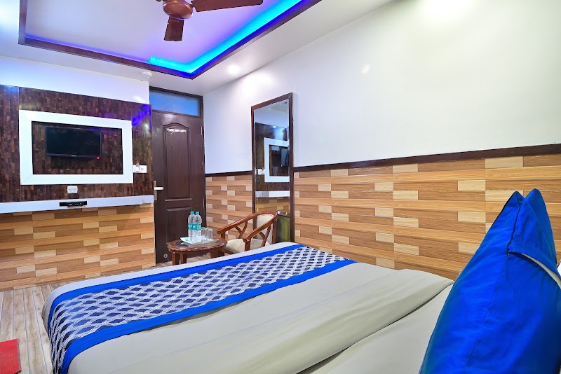 Hotel Glow Inn-3 Mins Walking From NDLS - Hotel Glow Inn-3 Mins Walking From NDLS 448, Chandi Wali Gali, Ratan Lal Market, Aram Bagh, Paharganj, New Delhi, Delhi 110055, India