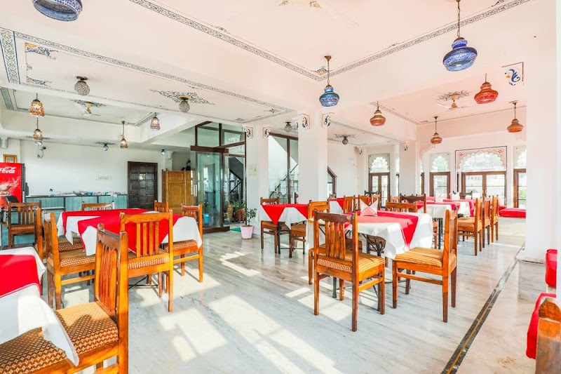 Hotel Pichola Haveli - Hotel Pichola Haveli, Gangaur Ghat Marg, in front of Bagore Ki Haveli Museum, Hotel Gangaur Palace, Udaipur, Rajasthan 313004, India