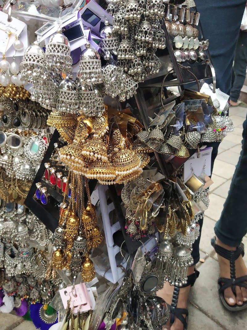 Linking Road Market - Linking Road Market 33rd Rd, Khar, Khar West, Mumbai, Maharashtra 400052, India
