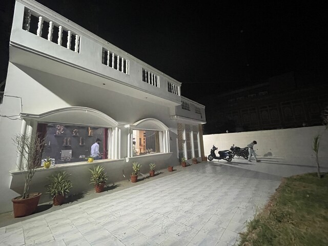 OYO Flagship The Marc Blu - OYO Flagship The Marc Blu, V I P Road To Taj Mahal, near Kalakriti Marc Blu, behind T D I Mall, Agra, Dhandhupura, Uttar Pradesh 282006, India