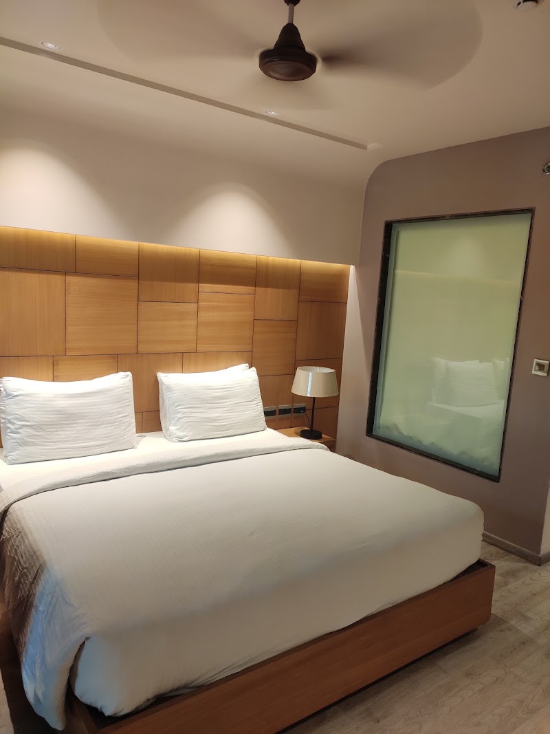 Hotel Charans Plaza - Hotel Charans Plaza Halwasiya House, 11, Mahatma Gandhi Marg, गाला मार्केट, Hazratganj, Lucknow, Uttar Pradesh 226001, India