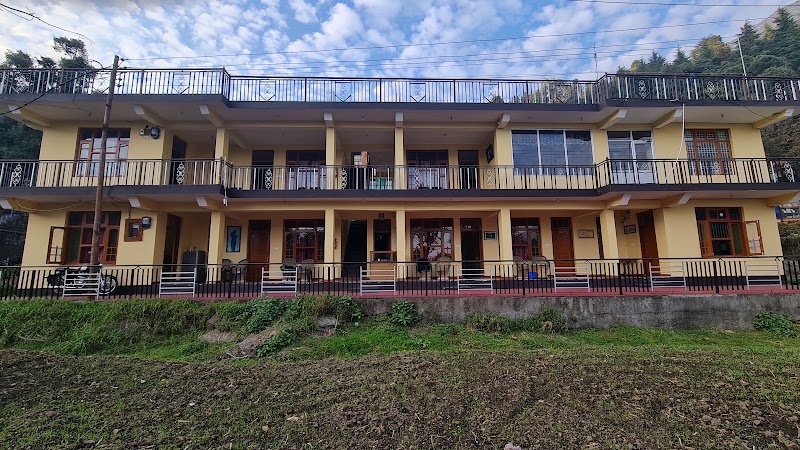 Snow white guest house - Snow white guest house Infront of bodhi greens, main street, Dharamkot, Himachal Pradesh 176216, India