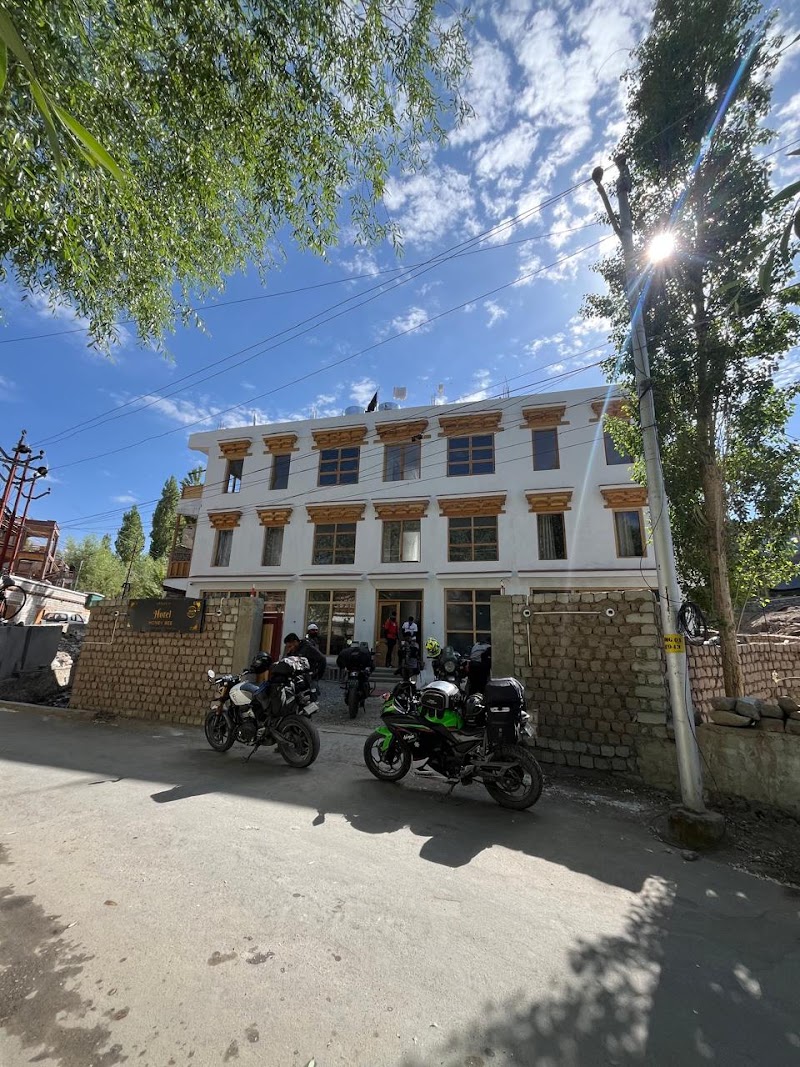 Hotel Honeybee - Hotel Honeybee Main, Tokpo road, opp. Hotel Padma, shenam, Leh, 194101