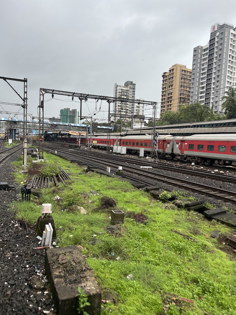 BORIVALI RAILWAY STATION - BORIVALI RAILWAY STATION, चिंचपाडा, बोरिवली, मुंबई, महाराष्ट्र 400066, India