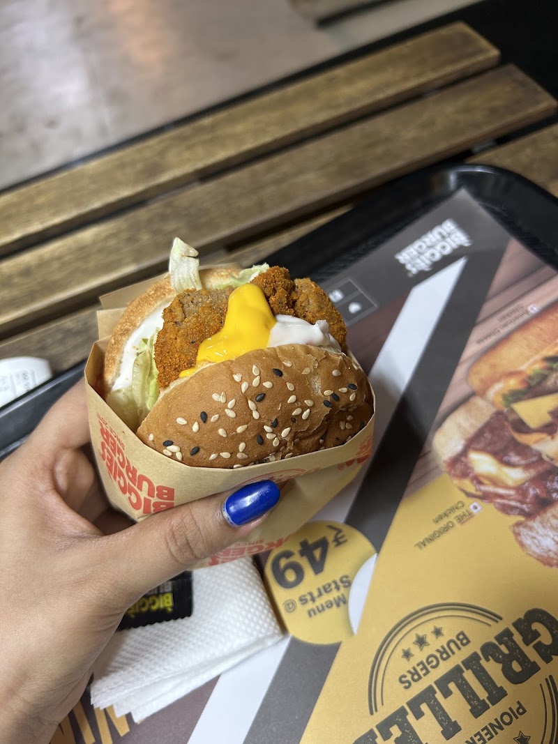 Biggies Burger: Bandra - Biggies Burger: Bandra Gagangiri CHS Ltd, Plot 21, Sangeet Samrat Naushad Ali Rd, opposite Carter Promenade, Union Park, Pali Hill, Mumbai, Maharashtra 400052, India