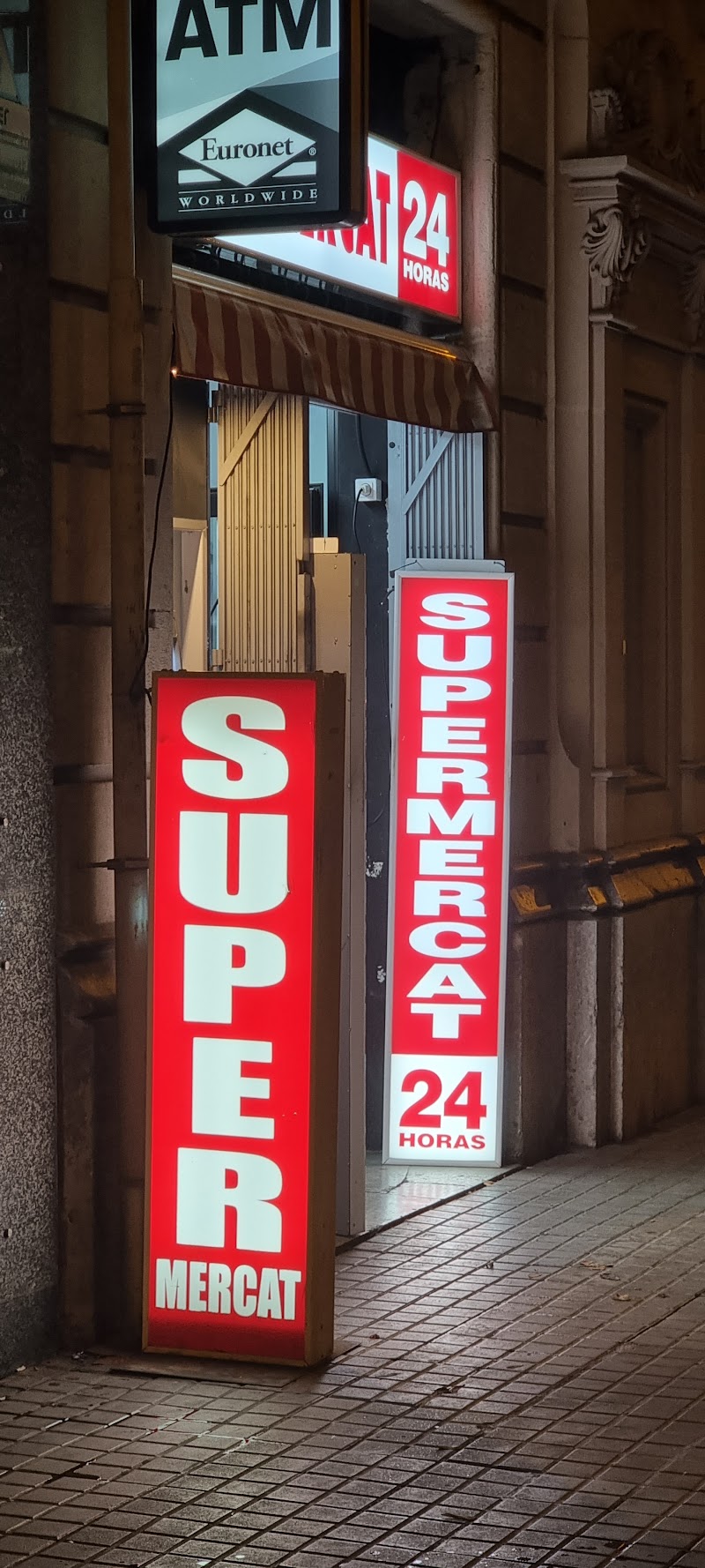 King Supermercat 24 - King Supermercat 24, Carrer d'Aragó, 277, Eixample, 08007 Barcelona, Spain