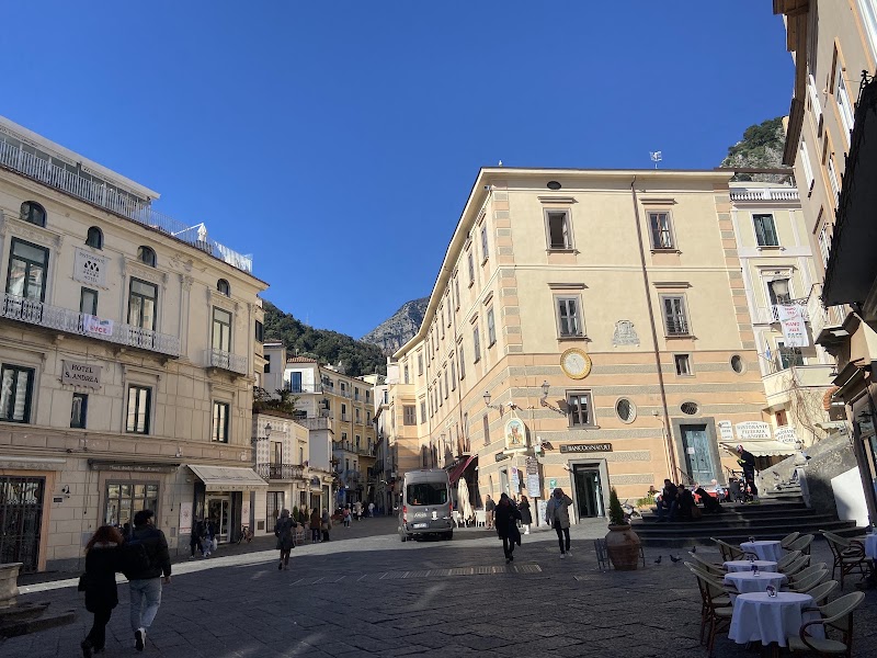 Statue Dedicated to Flavio Gioia (Amalfi) - Statue Dedicated to Flavio Gioia (Amalfi), Piazza Flavio Gioia, 84011 Amalfi SA, Italy
