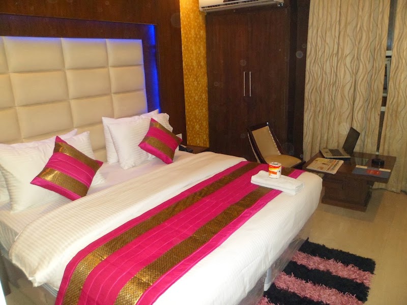 Hotel Shelton - Hotel Shelton 5043, Main Bazar Rd, near six tooti chowk, Bazar Sangatrashan, Bharat Nagar, Paharganj, New Delhi, Delhi 110055, India