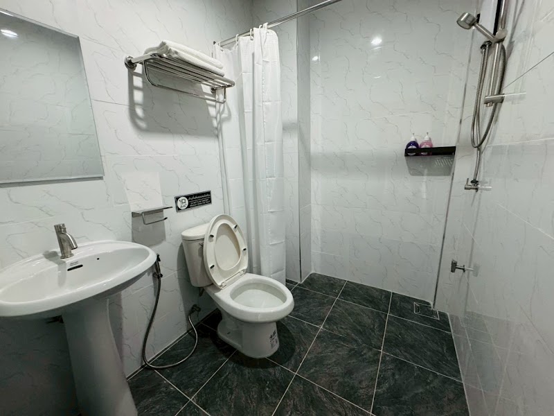 Henry's House - Henry's House, 35/39 Bangyai, Tambon Wichit, Amphoe Mueang Phuket, Chang Wat Phuket 83000, Thailand