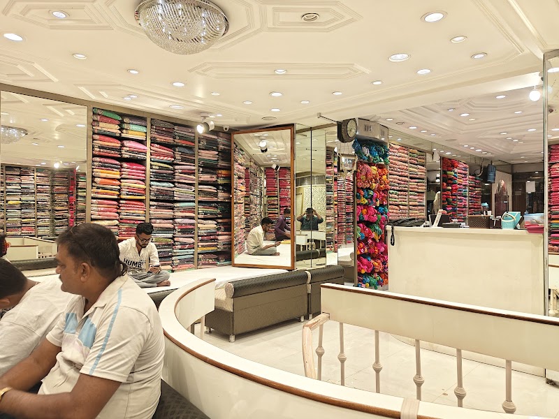 Johri Bazar - Johri Bazar WRCG+GGQ, Johri Bazar, Bapu Bazar, Biseswarji, Jaipur, Rajasthan 302003, India