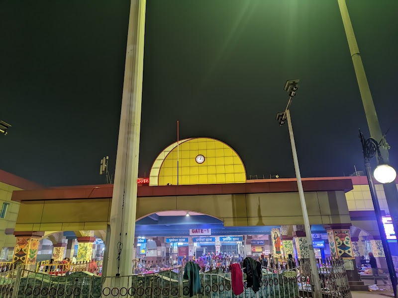 Dhanbad Railway Station - Dhanbad Railway Station, QCVH+37W, Junction, Pandey Muhalla, Dhanbad, Jharkhand 826007, India
