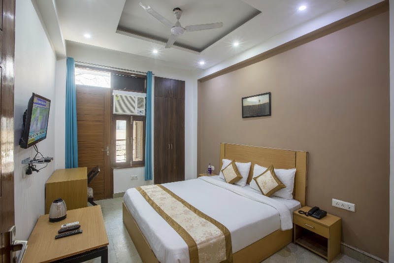 Hotel Surya Palace By Aura - Hotel Surya Palace By Aura BH-01, Tower Oshy Road, behind Noida One, near Shramdeep Apartments, Rasoolpur Nawada, Industrial Area, Sector 62, Noida, Uttar Pradesh 201309, India