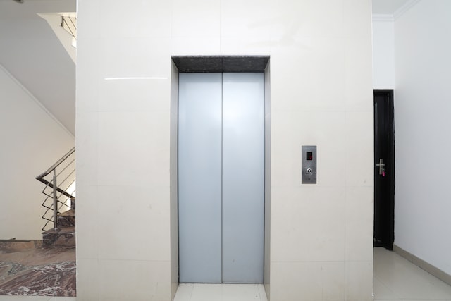Capital O The Huespedes Near Leisure Valley Park - Capital O The Huespedes Near Leisure Valley Park, Pot No. M11A12, behind DLF Square, DLF Phase 2, Sector 25, Gurugram, Haryana 122002, India