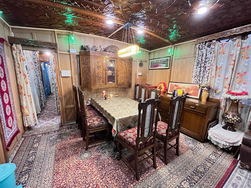 Young Shahzada Group of House boats - Young Shahzada Group of House boats, Golden Dal Lake, Boulevard Road, ghat no.09,, Srinagar,Kashmir, opp. New Park Hotel, Karapura, Rainawari, Srinagar, 190001