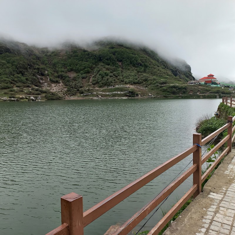 TSOMGO LAKE VIEW POINT - TSOMGO LAKE VIEW POINT, 9QHC+884, Jawaharlal Nehru Rd, Sikkim 737102, India
