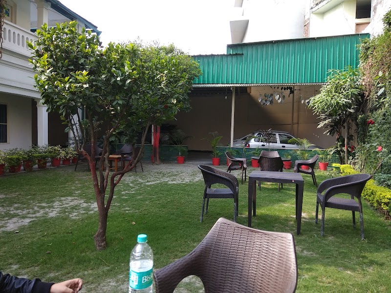 Hotel Heritage - Hotel Heritage 5, Chakrata Rd, near PRABHAT, Clock Tower, Chukkuwala, Dehradun, Uttarakhand 248001, India