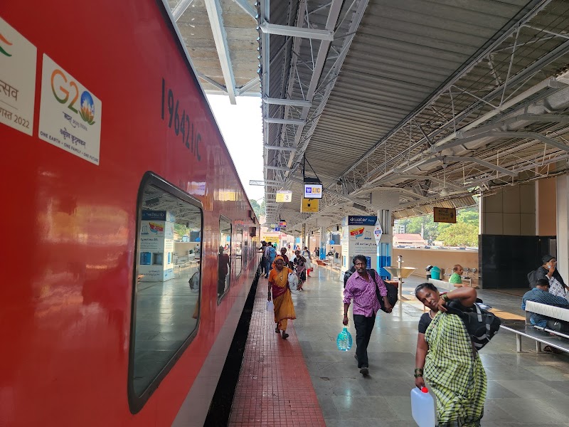 Kozhikode Railway Station Foot Over Bridge - Kozhikode Railway Station Foot Over Bridge, 6QWJ+R8V, Unnamed Road, Palayam, Kozhikode, Keralam 673001, India