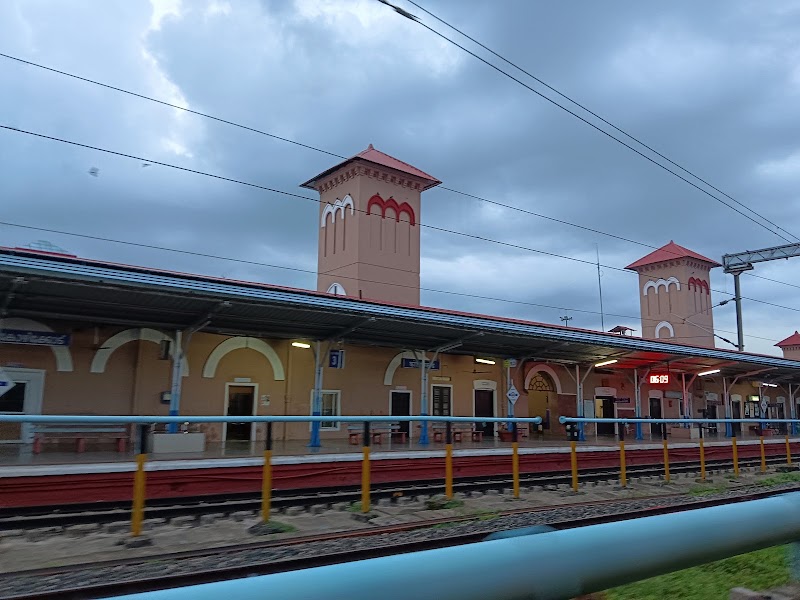 Kozhikode railway station platform No 4 - Kozhikode railway station platform No 4, 6QWJ+274, Palayam, Kozhikode, Keralam 673001, India