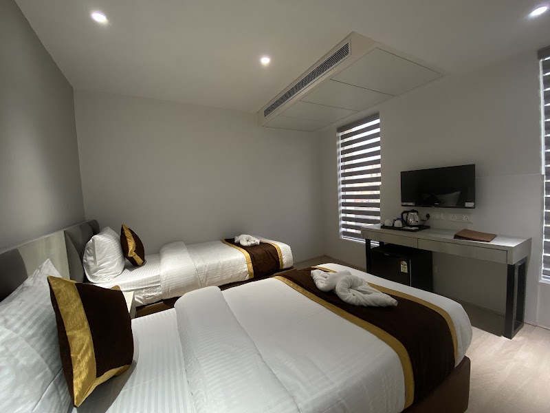 Poiisse Hotel - Poiisse Hotel 45B/B, Canal S Rd, near Byepass, Metropolitan Co-Operative Housing Society Limited, Ltd, Dhaba, Kolkata, West Bengal 700105, India