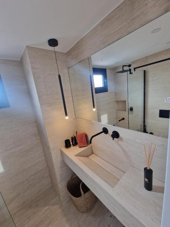 Athens Center Apartment with Private Jacuzzi - Athens Center Apartment with Private Jacuzzi, Mezonos 42, Athina 104 38, Greece