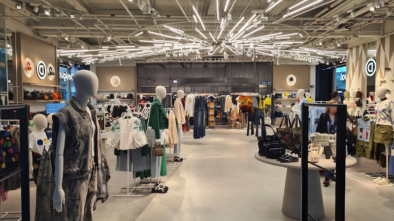 Desigual - Desigual, Josep Tarradellas Barcelona-El Prat Airport, C-32B, 18, 08820 Barcelona, Spain