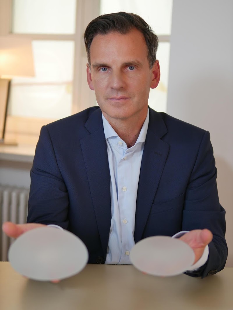 Schönheitsklinik für Brustoperationen | Dr. Christian Lenz - Schönheitsklinik für Brustoperationen | Dr. Christian Lenz Innrain 143, 6020 Innsbruck, Austria