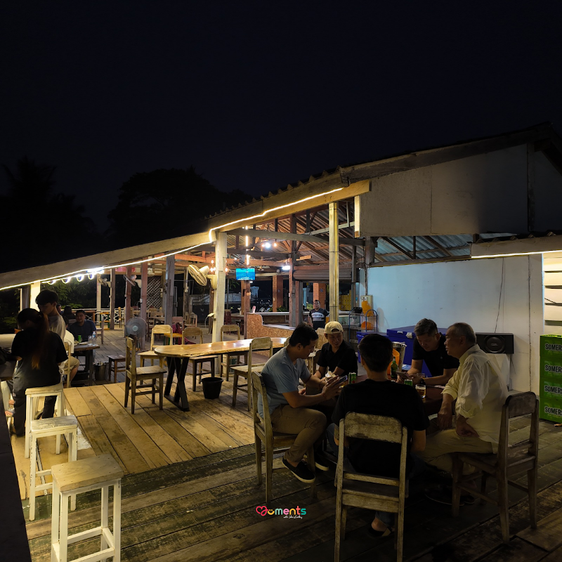 Riverside bar - Riverside bar, V4MH+W3W, Phothisalath Rd, Luang Prabang, Laos