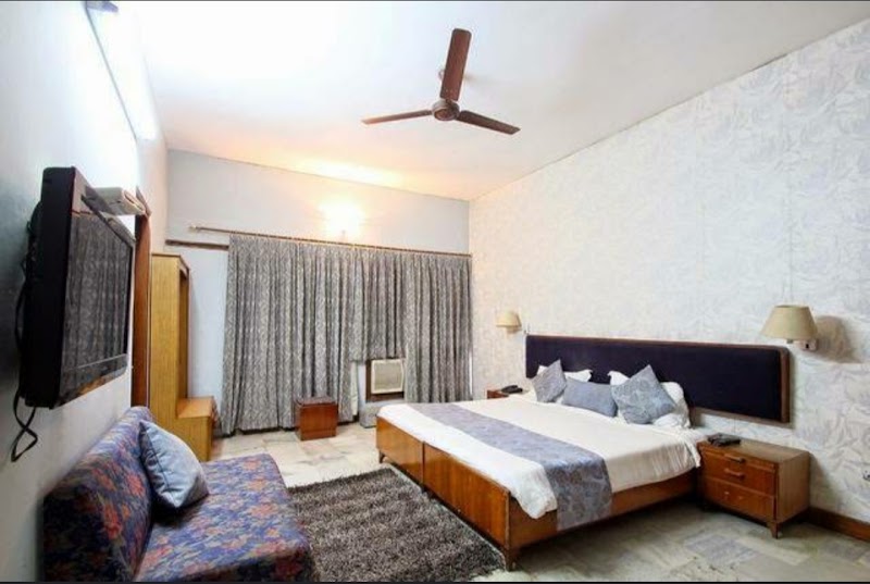 Hotel Executive - Hotel Executive 13, Madan Mohan Malviya Marg, Parehta, Gokhale Vihar, Butler Colony, Lucknow, Uttar Pradesh 226001, India