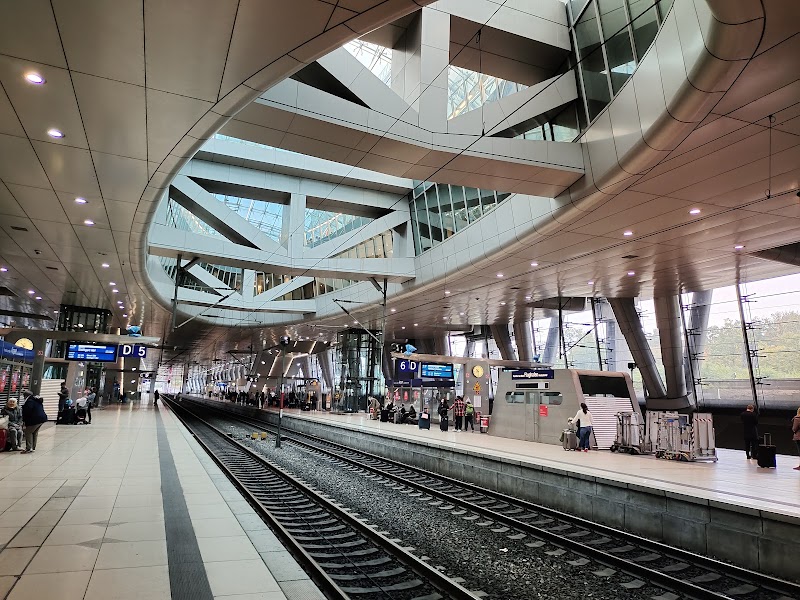 Flughafen - Flughafen, Hugo-Eckener-Ring, 60549 Frankfurt am Main, Germany