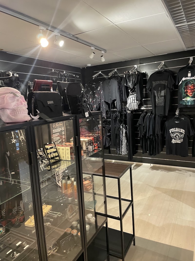 Underground Store & Piercing Studio Helsinki - Underground Store & Piercing Studio Helsinki, Kalevankatu 26, 00100 Helsinki, Finland