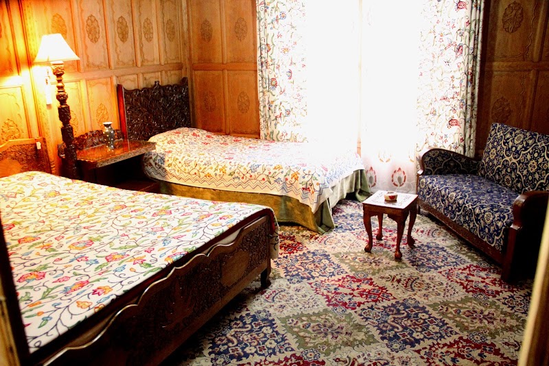 Floating Heaven Best Houseboat In Srinagar - Floating Heaven Best Houseboat In Srinagar Nigeen Lake, ghat no.2 opp., Ashai Bagh Bridge hazratbal road, Nagin Bagh, Srinagar, 190006
