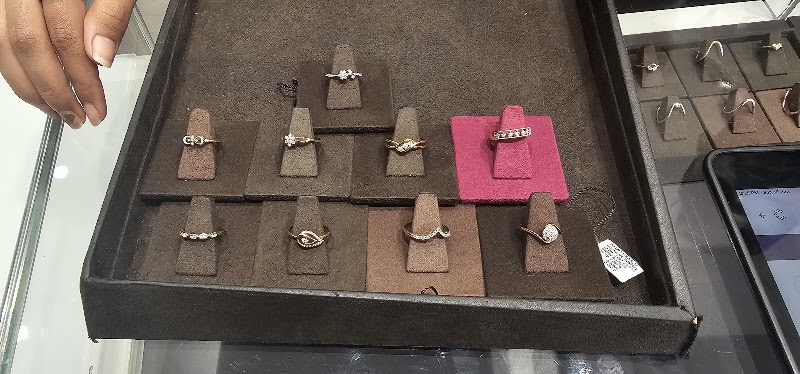 CaratLane Jewellery Vinayak Plaza, Varanasi - CaratLane Jewellery Vinayak Plaza, Varanasi, Lahurabir Rd, Shop 11, Ground Floor, Tower A, Maldahiya Crossing, Maldahiya, Chetganj, Varanasi, Uttar Pradesh 221002, India