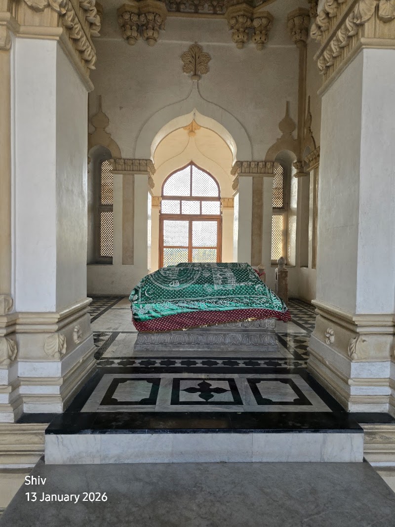 Mahabat Maqbara Palace - Mahabat Maqbara Palace, Junagadh - Mendarda Hwy, Mullawada, Junagadh, Gujarat 362001, India